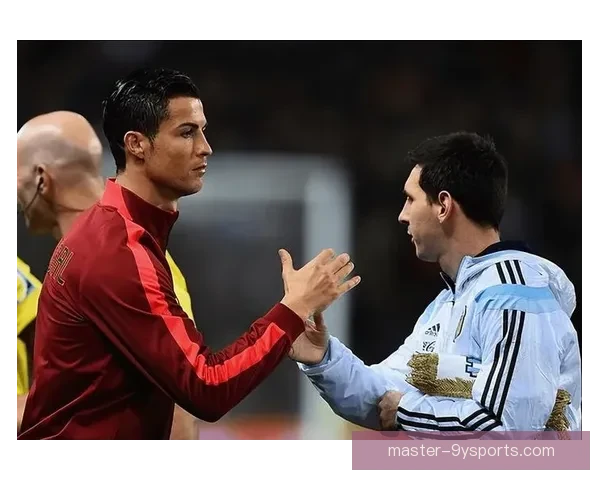 欧洲足坛最新动态：梅西与C罗巅峰对决引爆球迷热议，转会市场再掀波澜